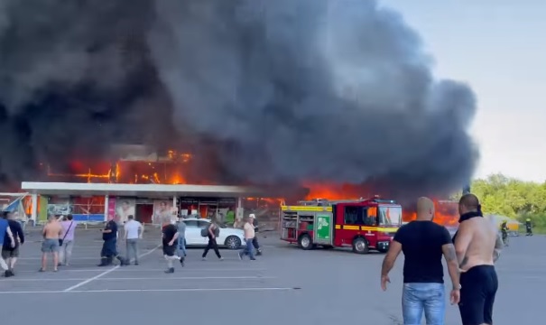 Рашисты ударили по ТРЦ в Полтавской области: видео последствий обстрела