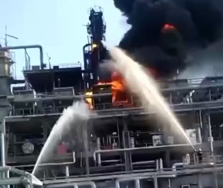 Беспилотник атаковал нефтеперерабатывающий завод жены Медведчука на россии - видео