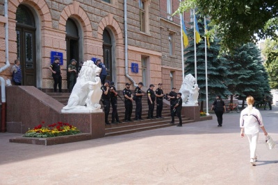 Правоохоронці проводять обшуки в Чернівецькій ОВА - фото