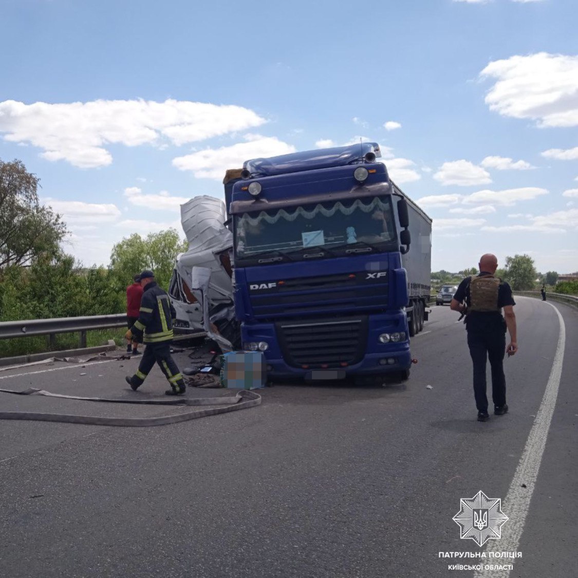 Грузовик и микроавтобус столкнулись в Киеве: перекрыто движение на трассе Р03