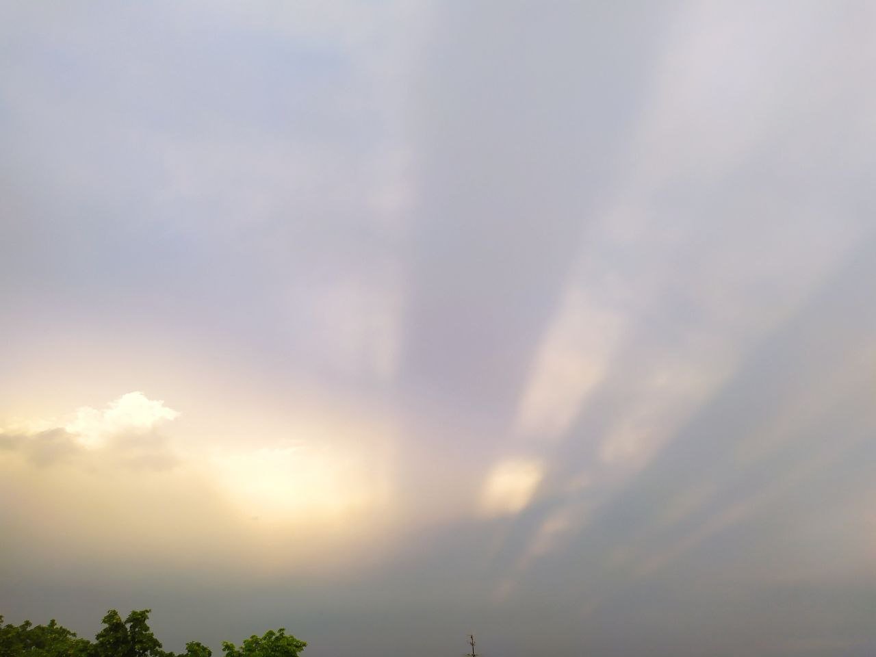 Над Харковом з'явилися рідкісні протисутінкові промені - фото, відео