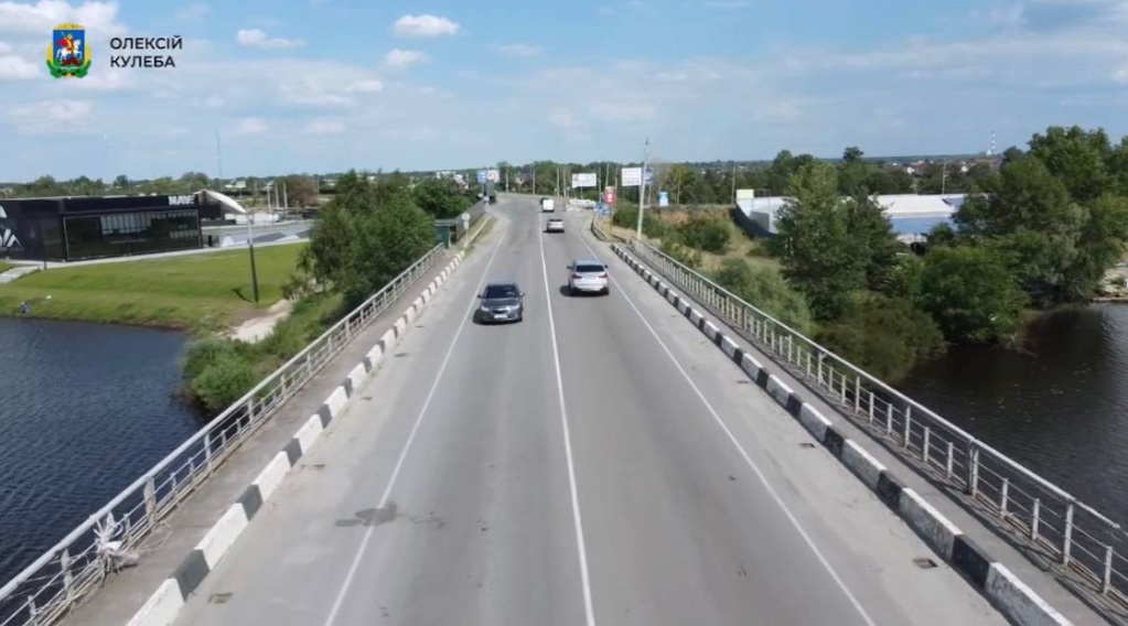 Зруйнований під час бойових дій міст відновили на трасі Київ - Чернігів - відео