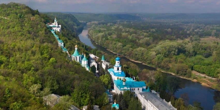 Двое монахов и монахиня погибли при обстреле Донецкой области