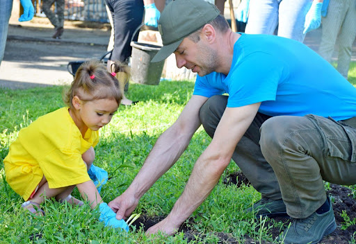 Лілії заради перемоги: на Миколаївщині висадили квіти у прифронтовій зоні (фото)