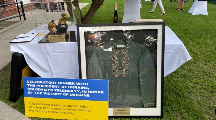 Вишиванку Зеленського продали на аукціоні в США: хто та за скільки купив одяг