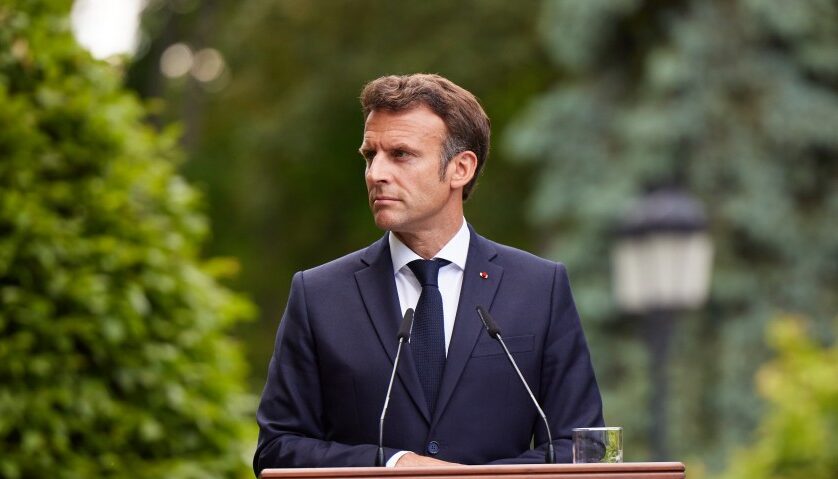 Макрон может подать в отставку с поста президента Франции