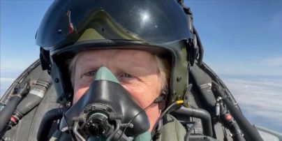 Борис Джонсон показал увлекательные кадры во время полета на истребителе Typhoon (видео)