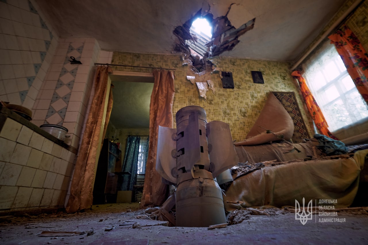 Окупанти скинули авіабомбу на Бахмут та обстріляли громади Донецької області (фото)