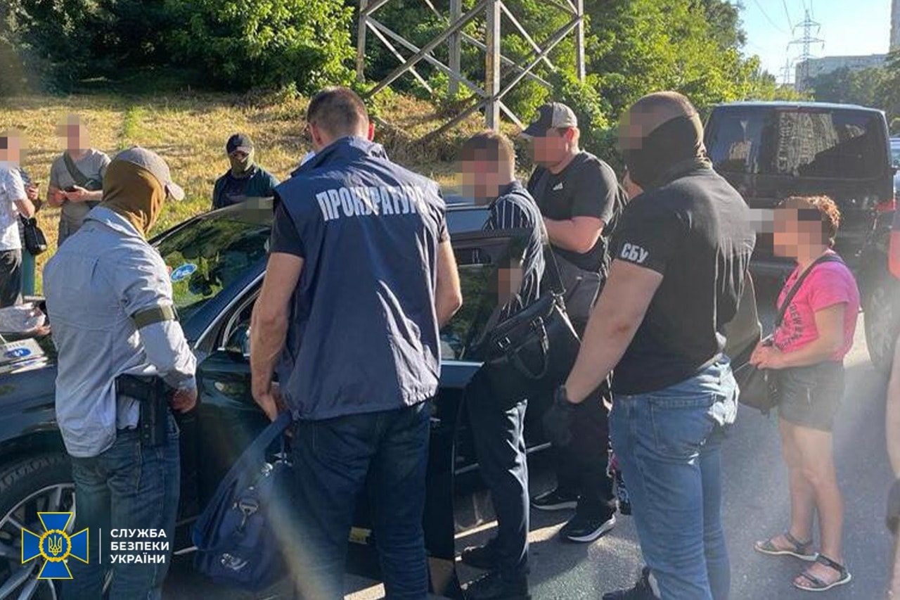 Потужний канал незаконної легалізації росіян діяв в Україні - фото