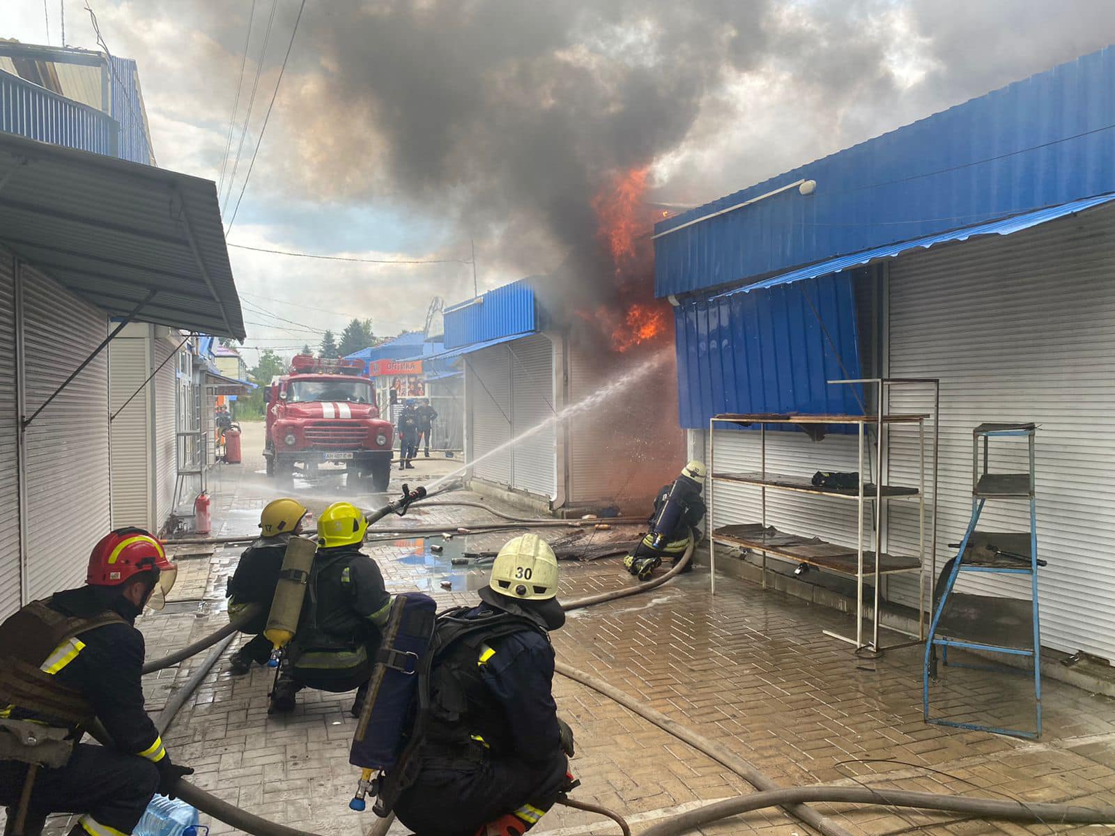 Оккупанты обстреляли центральный рынок в Славянске: есть погибшие и раненые