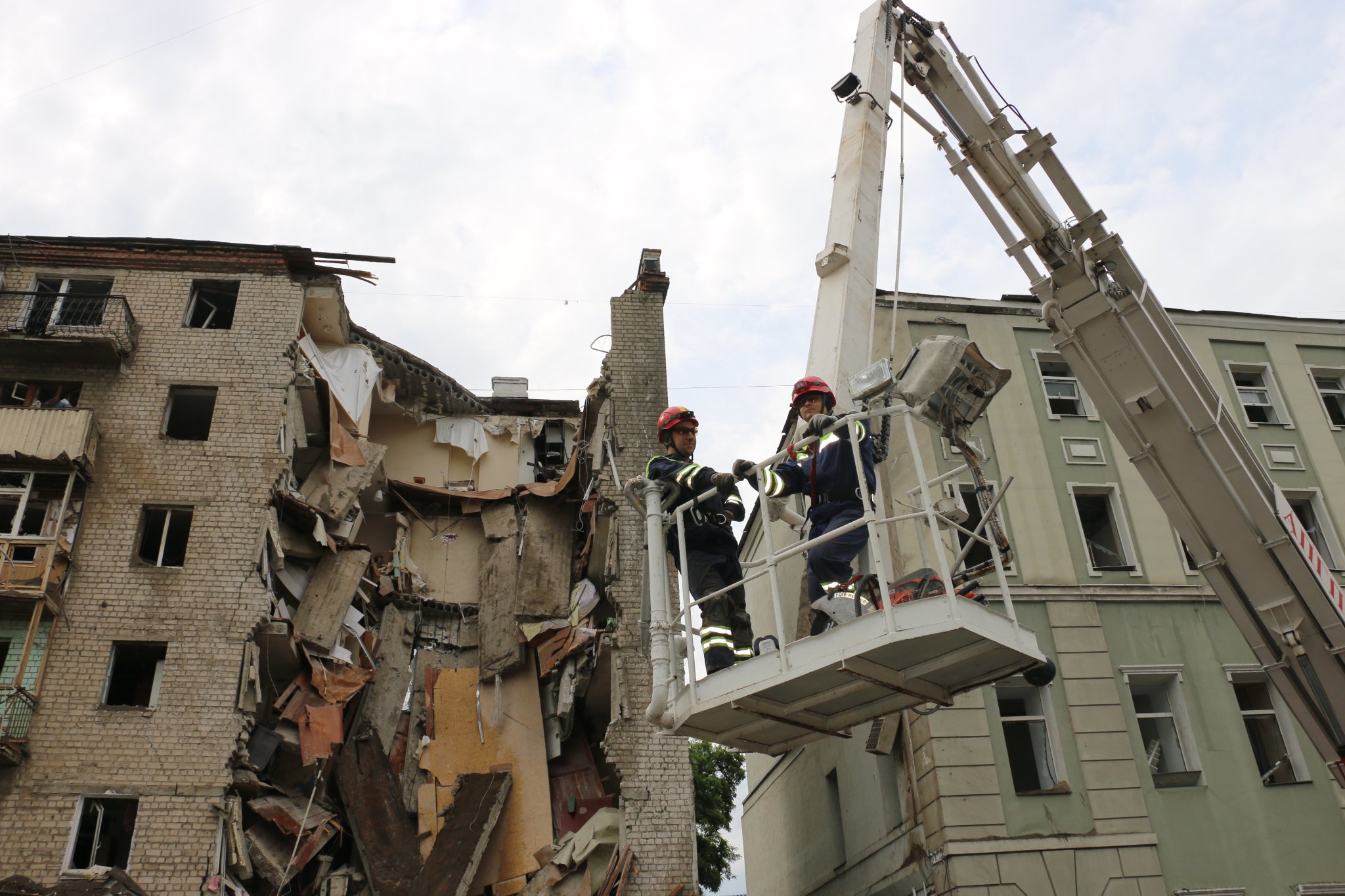 Обстріл будинку у Часовому Яру: з-під завалів витягли 45 загиблих (оновлено)