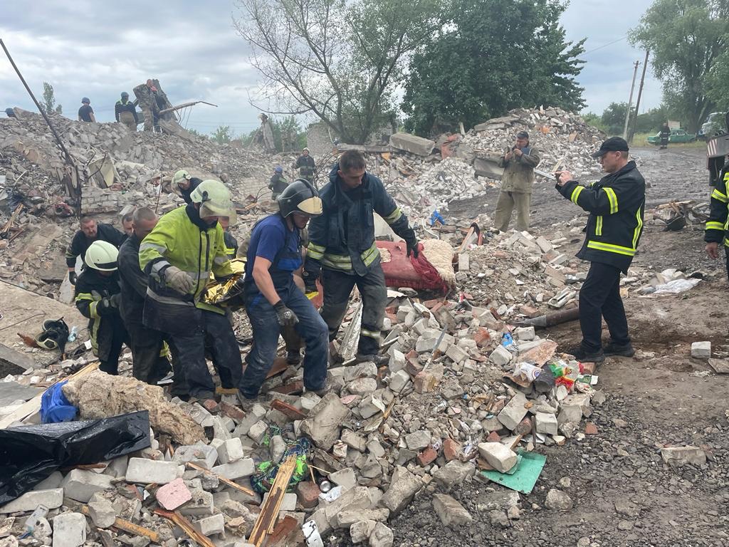 Тіла 38 людей дістали з-під завалів будинку у Часовому Яру: фото
