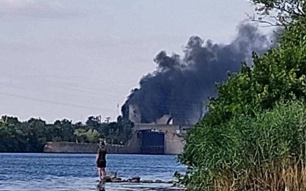 Пылает сильно: в оккупированной Новой Каховке прогремели мощные взрывы (видео)