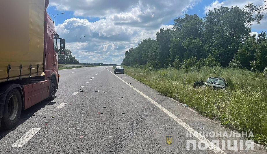 Грузовик столкнулся с легковушкой на Полтавщине: есть жертва