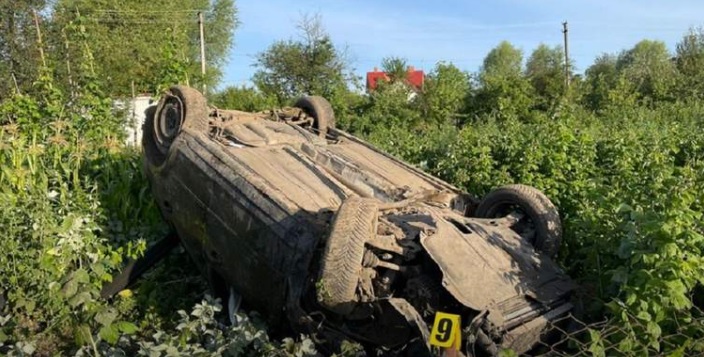 Легковушка слетела в кювет и перевернулась: на Львовщине полиция задержала пьяного водителя