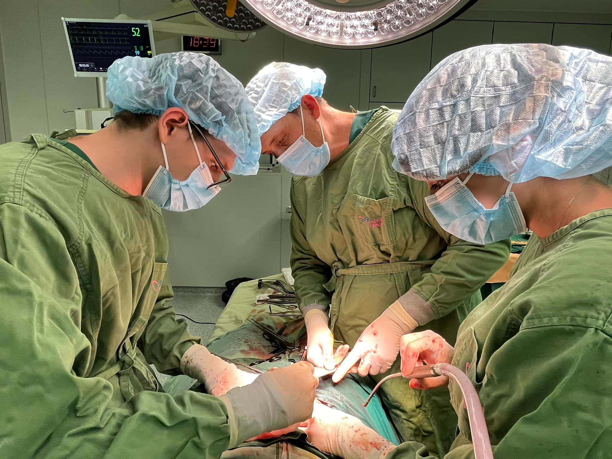 Лікарі пересадили нирку від матері до доньки в Києві