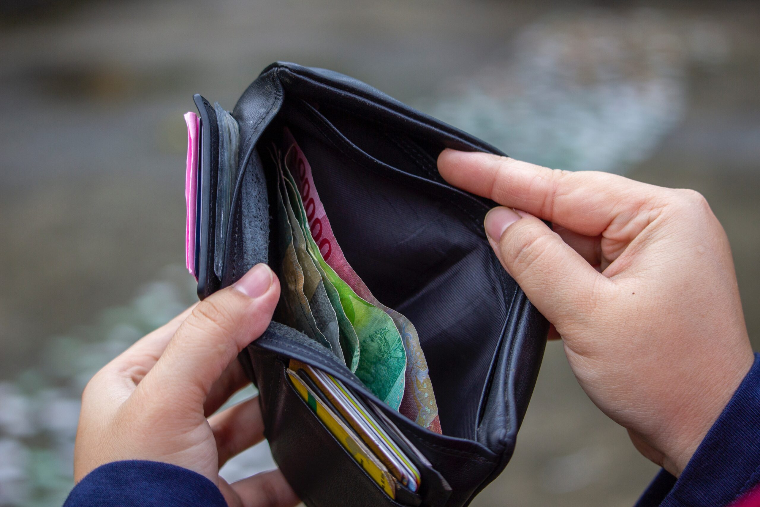 У Мінсоцполітики вирішили, що українцю має вистачити 7 тисяч гривень, щоб задовольнити базові потреби