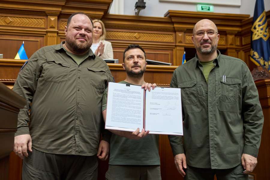 Зеленский, Шмигаль и Стефанчук подписали заявление о членстве Украины в ЕС