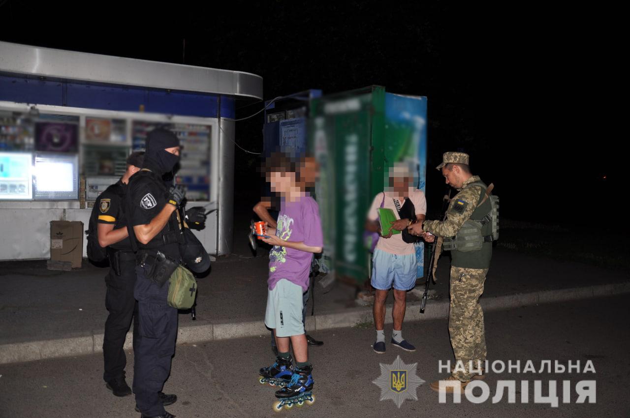 У Черкаській області порушникам комендантської години вручили повістки - фото