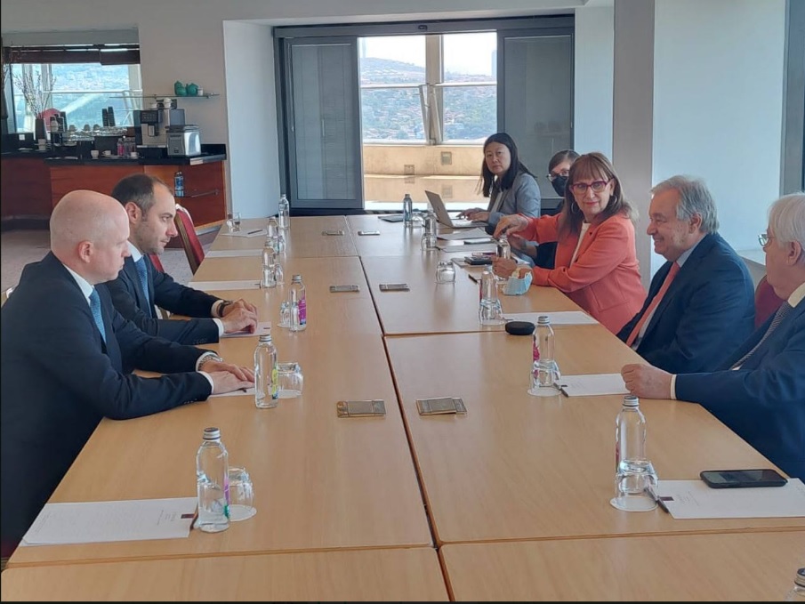 Зернове питання: українська делегація прибула на переговори в Стамбул