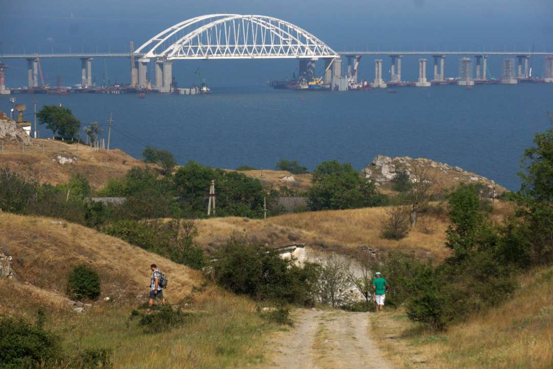 Громкие взрывы в районе Крымского моста: что известно