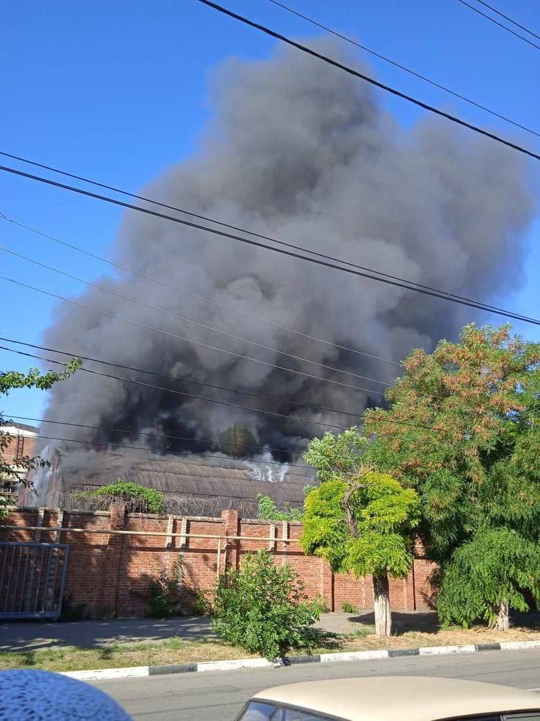 В россии горит нефтехранилище недалеко от оккупированного Мариуполя (фото, видео)