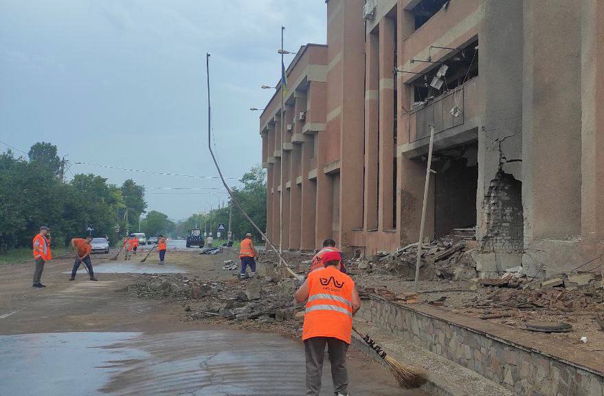 Выпустили две ракеты: оккупанты обстреляли в Николаеве еще один университет (фото)