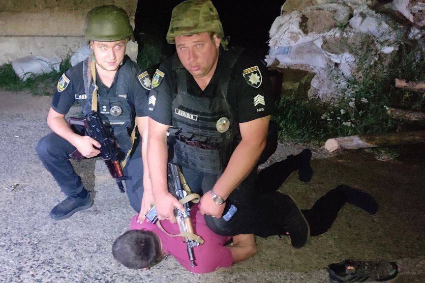 В Киевской области мужчина расстрелял флаг Украины: ему грозит семь лет тюрьмы