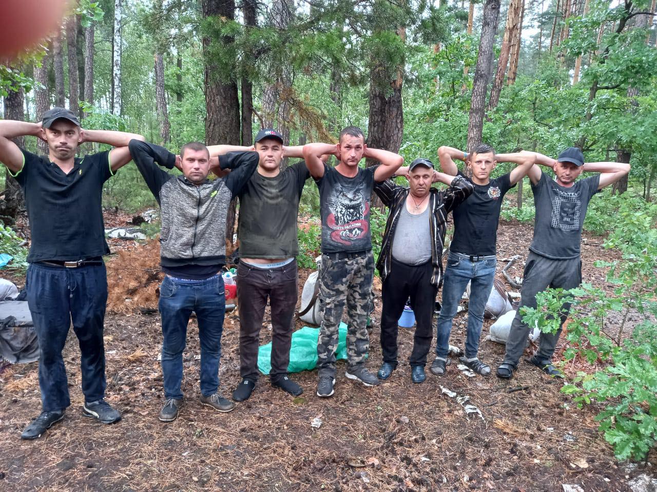 Группу диверсантов задержали добровольцы в лесу Киевской области - фото