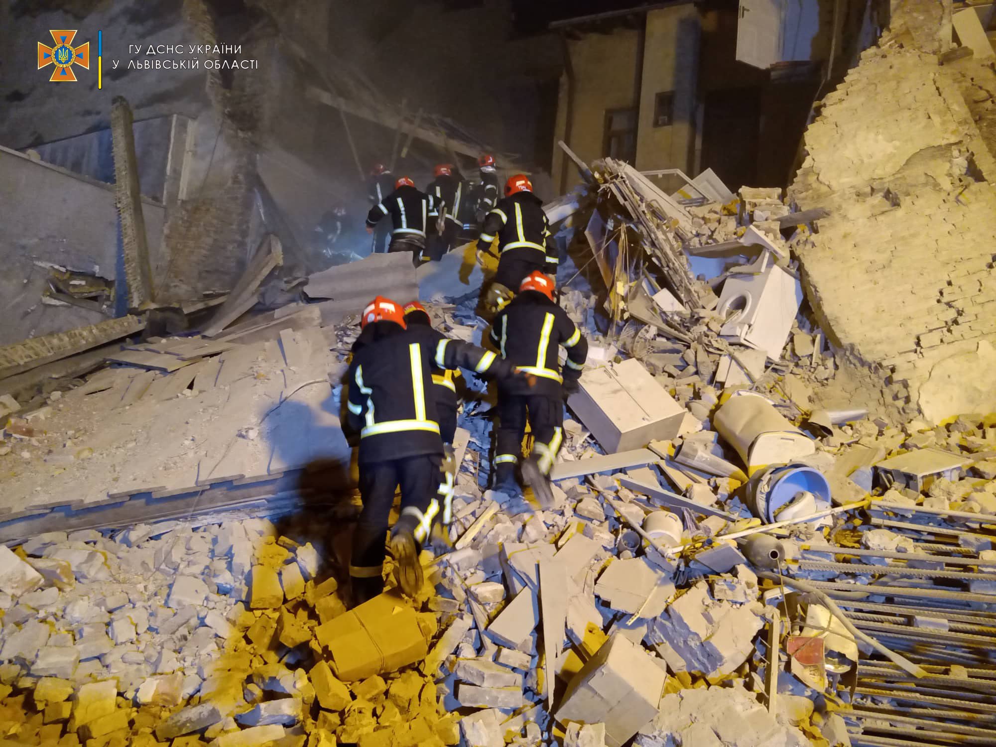 Серед ночі у Львові обвалилася частина багатоповерхівки - фото