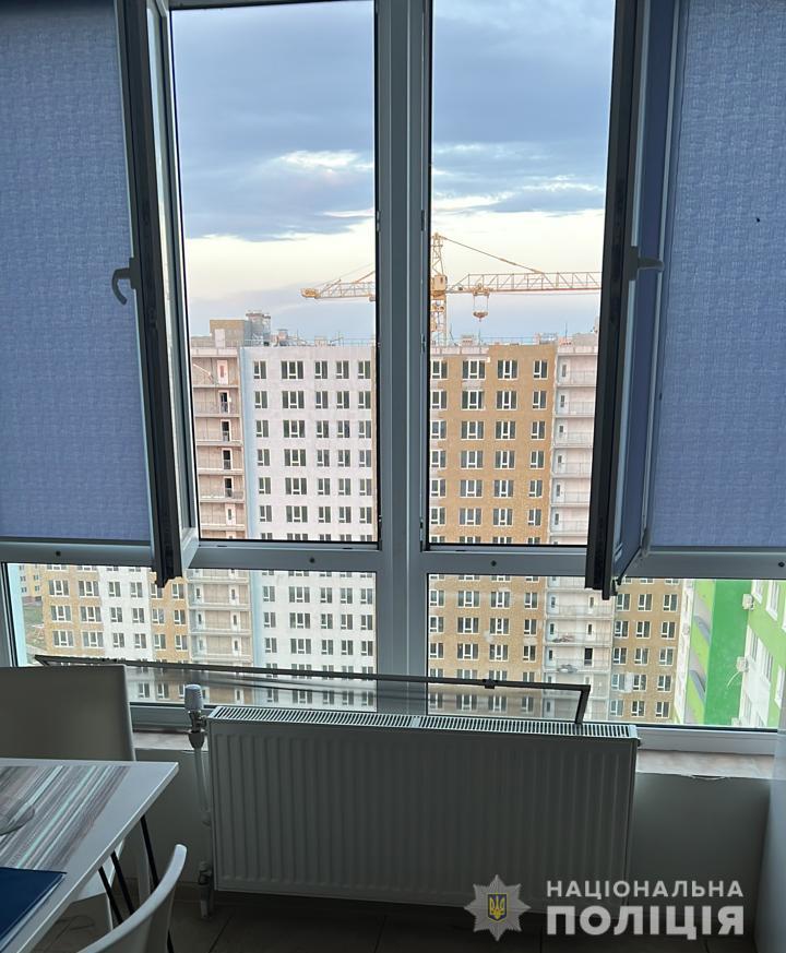 Оперся на антимоскитную сетку: ребенок выпал из окна 20-го этажа в Одессе