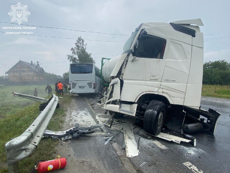 Автобус столкнулся с грузовиком во Львовской области: есть жертва