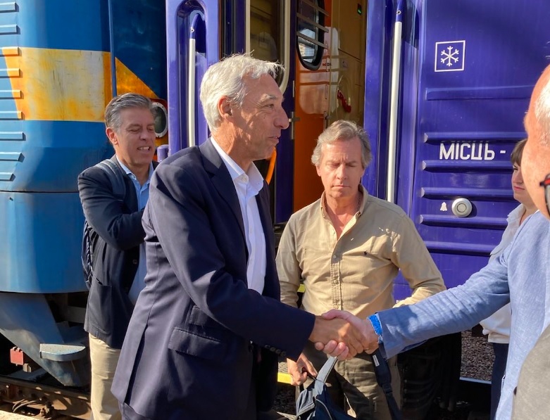 Глава МИД Португалии приехал в Киев на День Независимости - фото