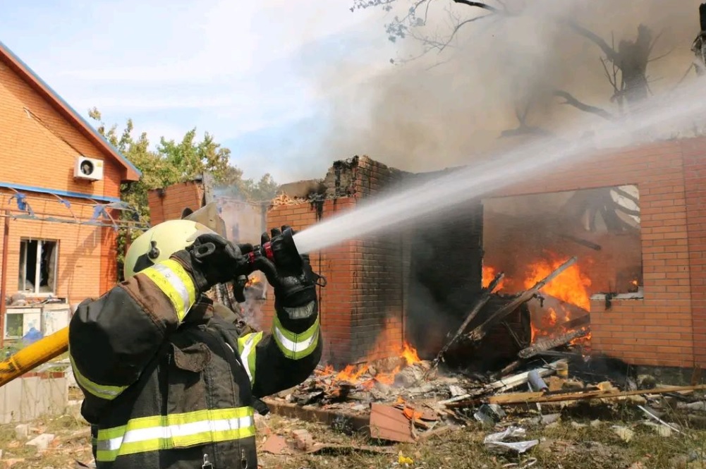Десять пожаров за сутки: орки обстреляли Циркуны под Харьковом (фото)
