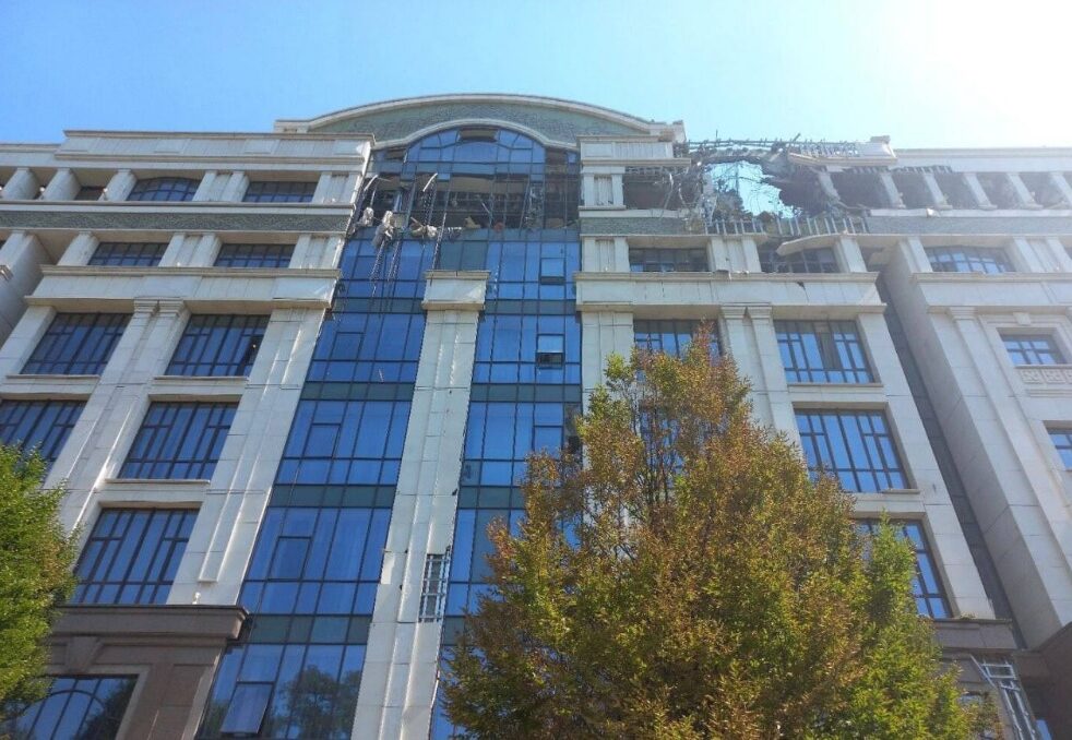 В Донецке оккупационную "власть" поздравили с Днем Флага: прилетело в администрацию Пушилина (фото, видео)