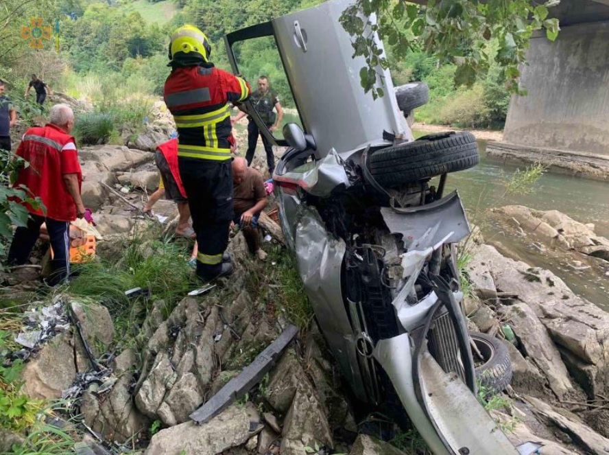 Легковик злетів у річку з моста на Закарпатті: є постраждалі