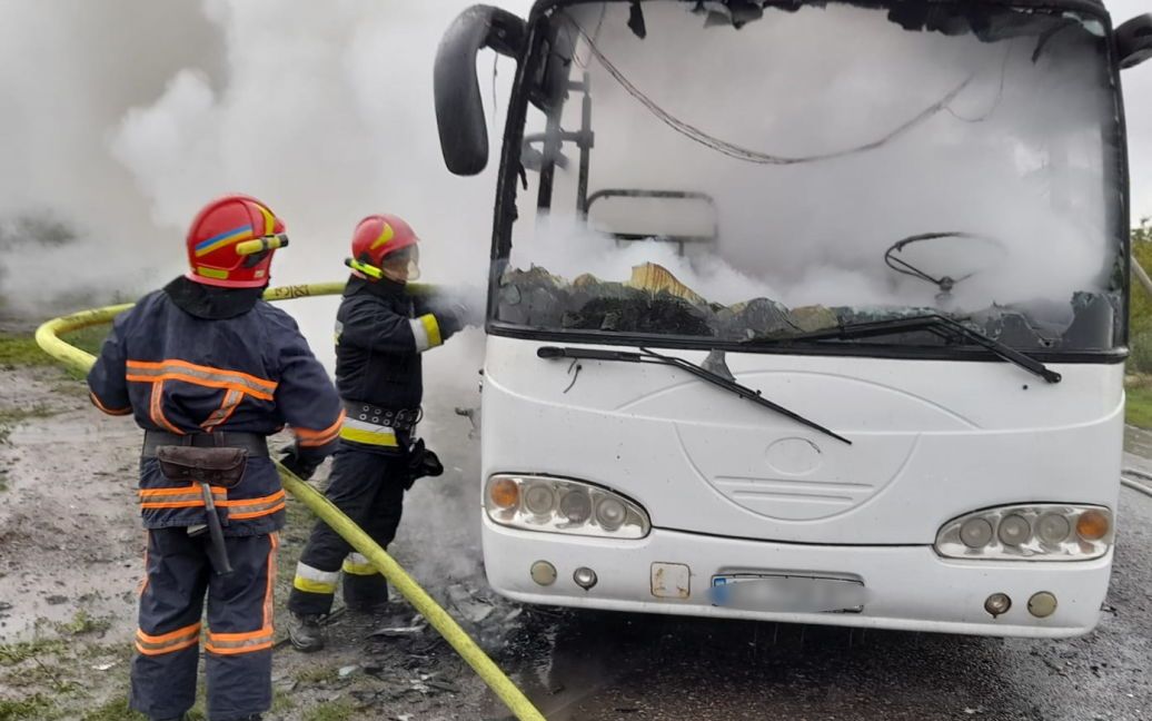 Пассажирский автобус загорелся по неизвестным причинам в Прикарпатье