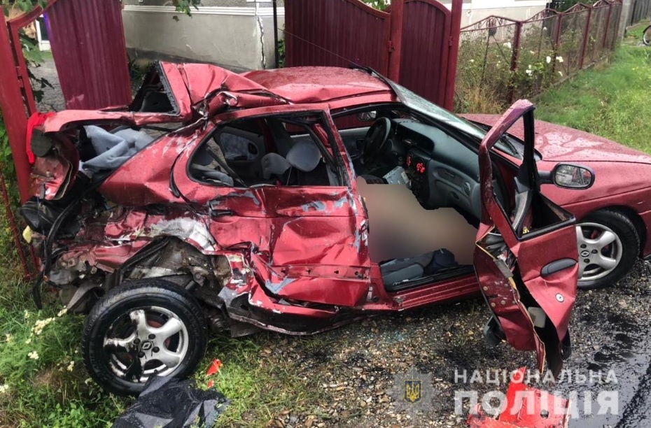 Легковик в'їхав у вантажівку через дощ на Закарпатті: є жертва (фото)