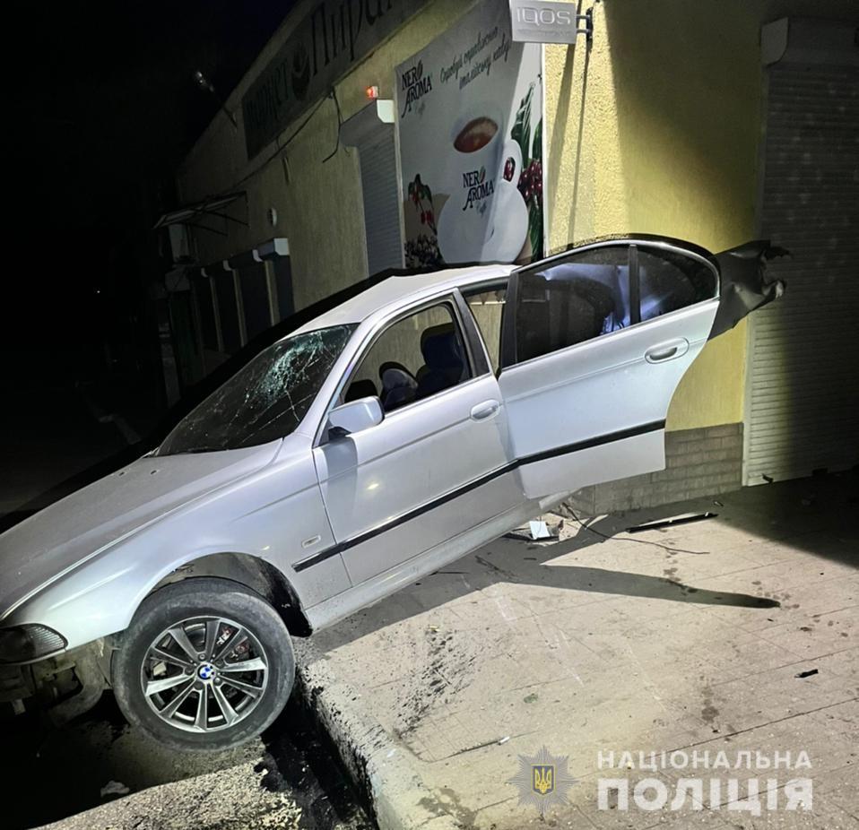 Пьяный водитель легковушки въехал в дом в Одесской области: есть погибший (фото)