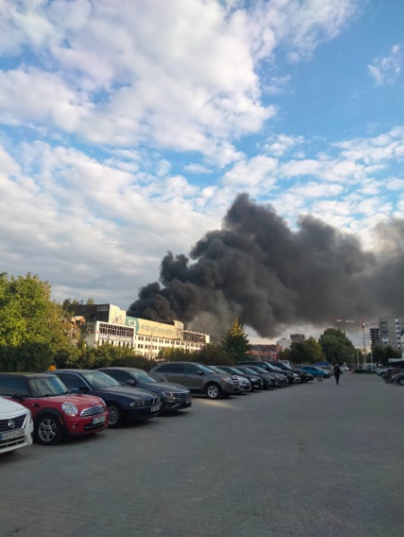 Масштабна пожежа спалахнула на автобусному заводі у Львові - фото, відео