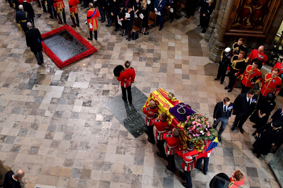 Гвардеец, дежуривший у гроба королевы Елизаветы II, загадочно умер через две недели после похорон