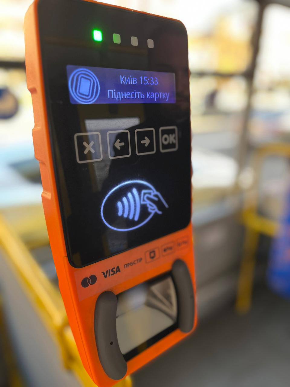 В общественном транспорте Киева подключают маршруты, на которых можно будет рассчитаться картой