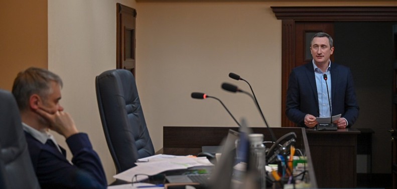 Судья ВАКС Виктор Ногачевский слушает Алексея Чернышева. 18 ноября 2025 года