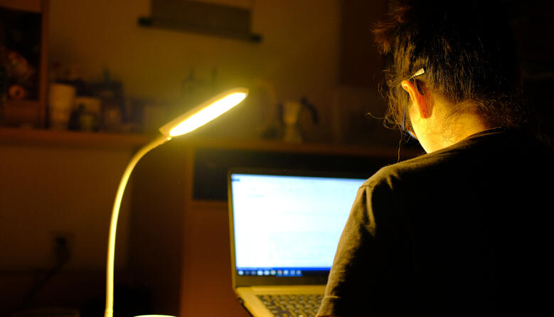 Як впливає на зір відсутність світла і що робити, коли болять очі