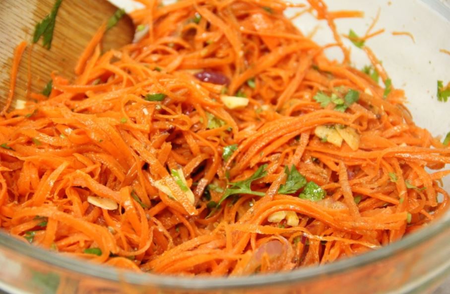 Специально для Кролика: новогодние салаты из моркови и капусты