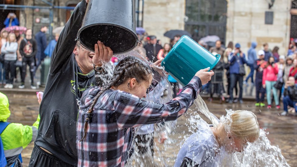 Поливальный понедельник: что принято делать в этот день