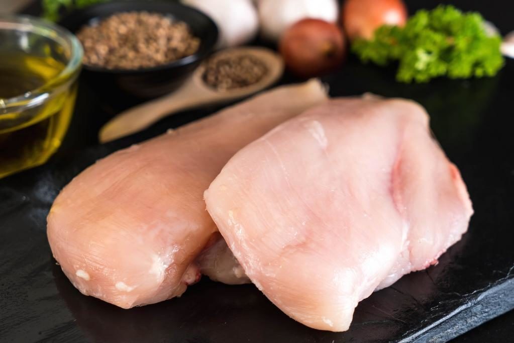 Вкусно и диетически: тушим филе индейки