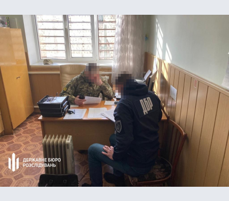 На Рівненщині командир військової частини оформив "бойові" доплати на доньку та дружину