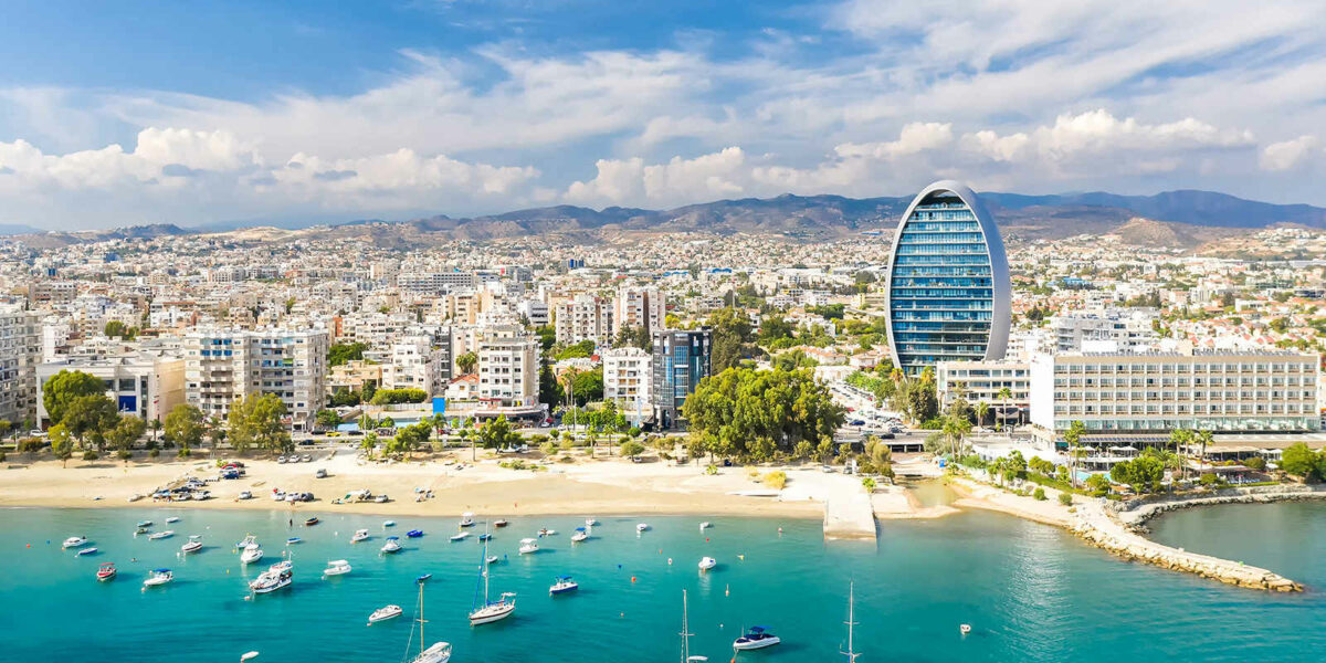 На Кипре три тысячи украинских беженцев выселят из гостиниц