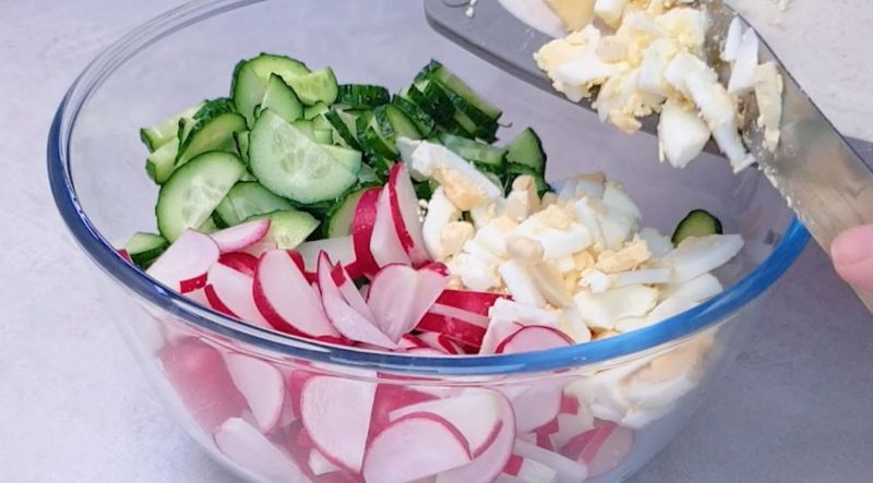 Простые рецепты вкусности: салат из редис с яйцом